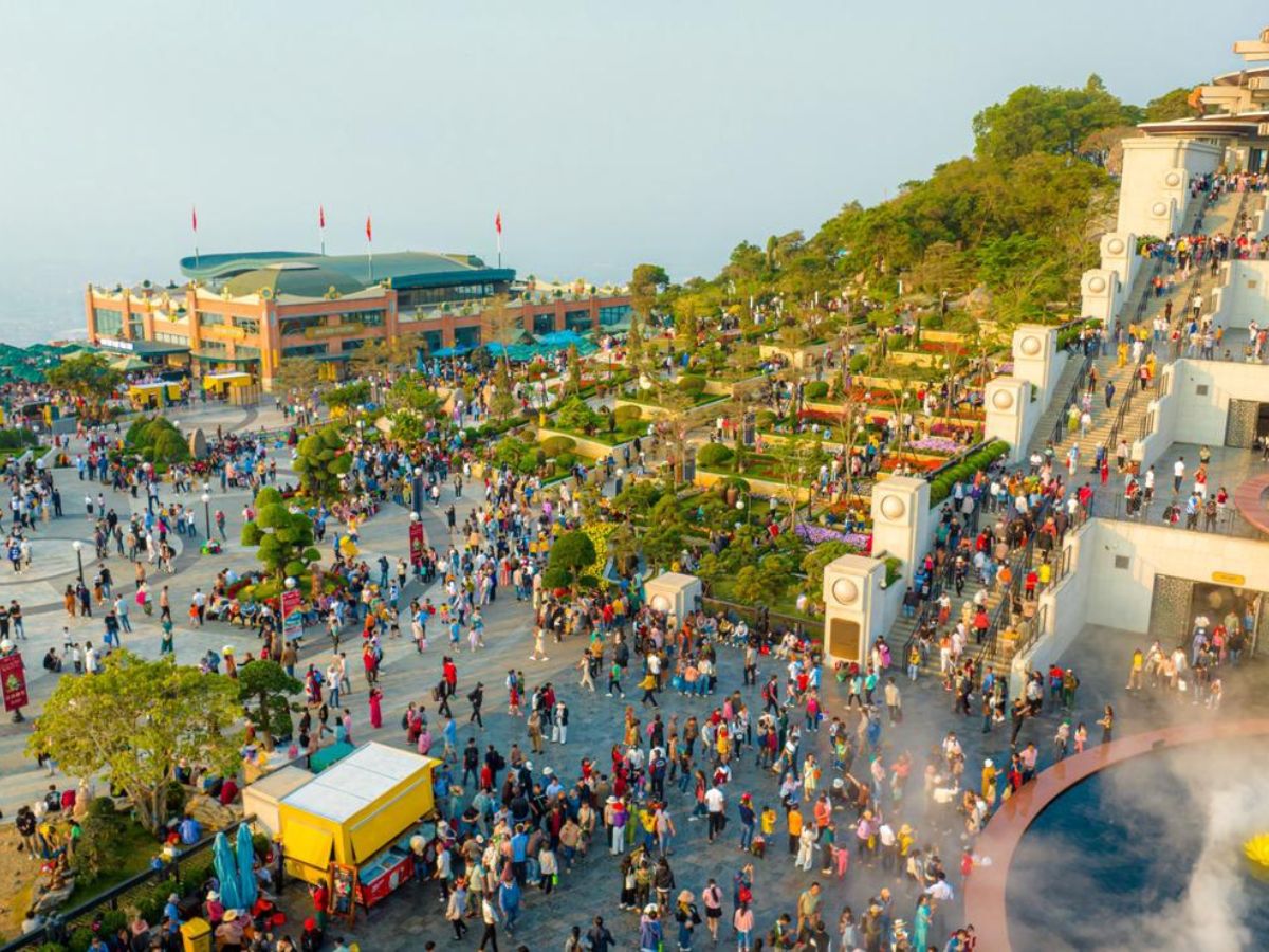 Du khách có thể kết hợp khám phá hệ sinh thái Sun World Ba Den Mountain