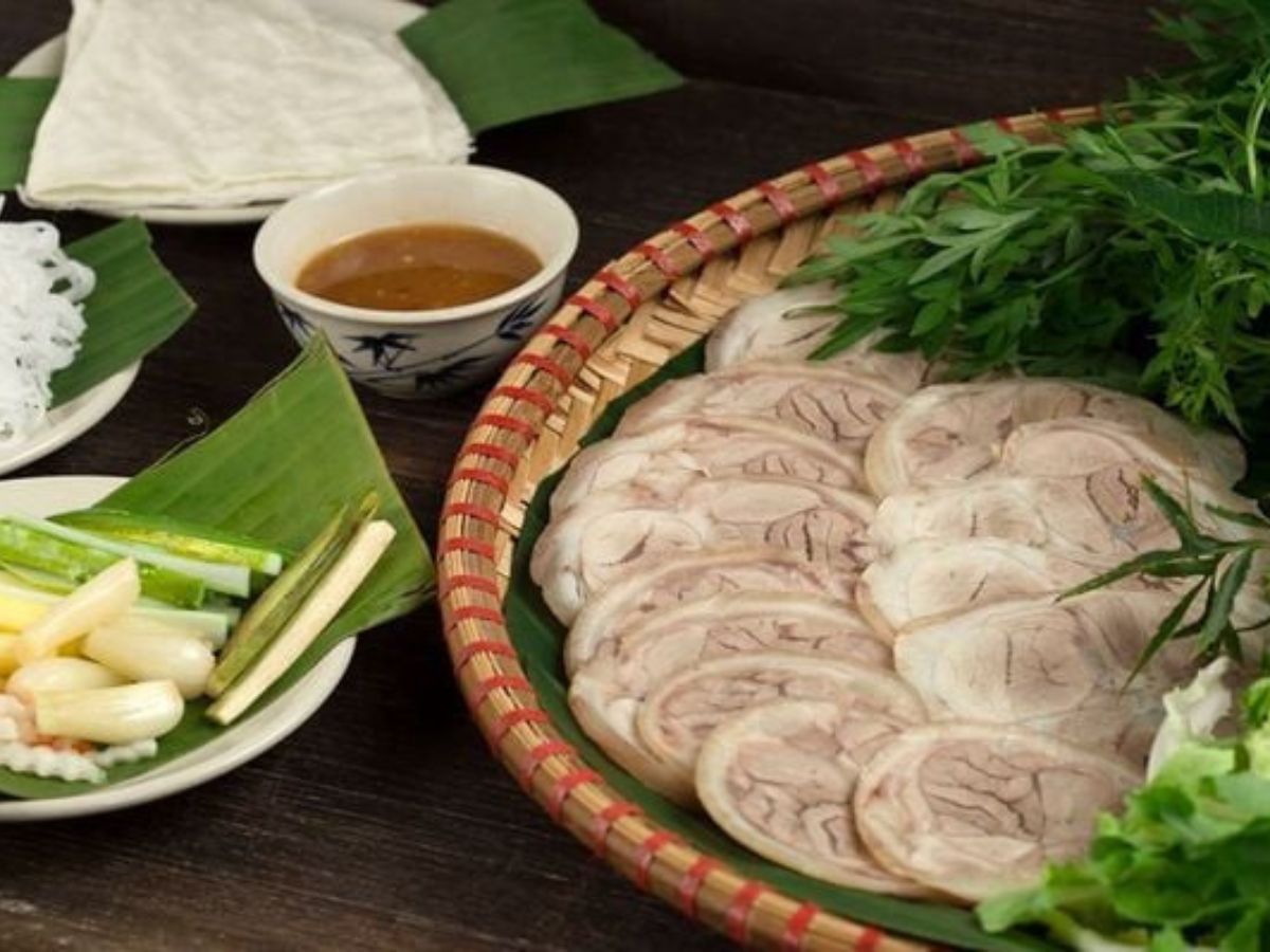 Bánh tráng cuốn thịt và rau rừng Tây Ninh.