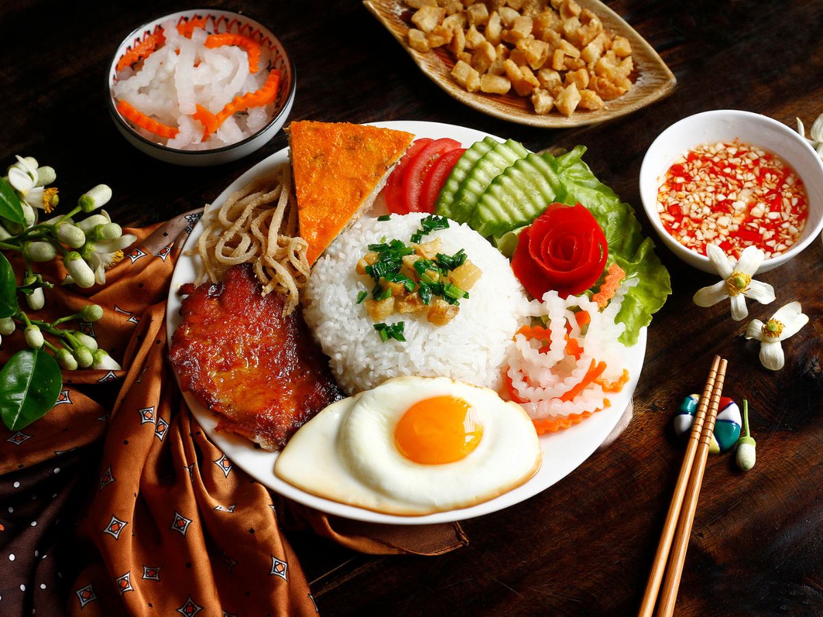 Cơm tấm là lựa chọn ăn trưa Tây Ninh phổ biến, mang đậm hương vị đất thánh.