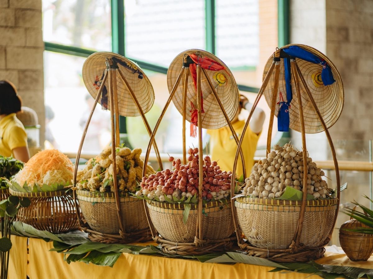 The outdoor snack food area attracts tourists when visiting Sun World Ba Den Mountain.