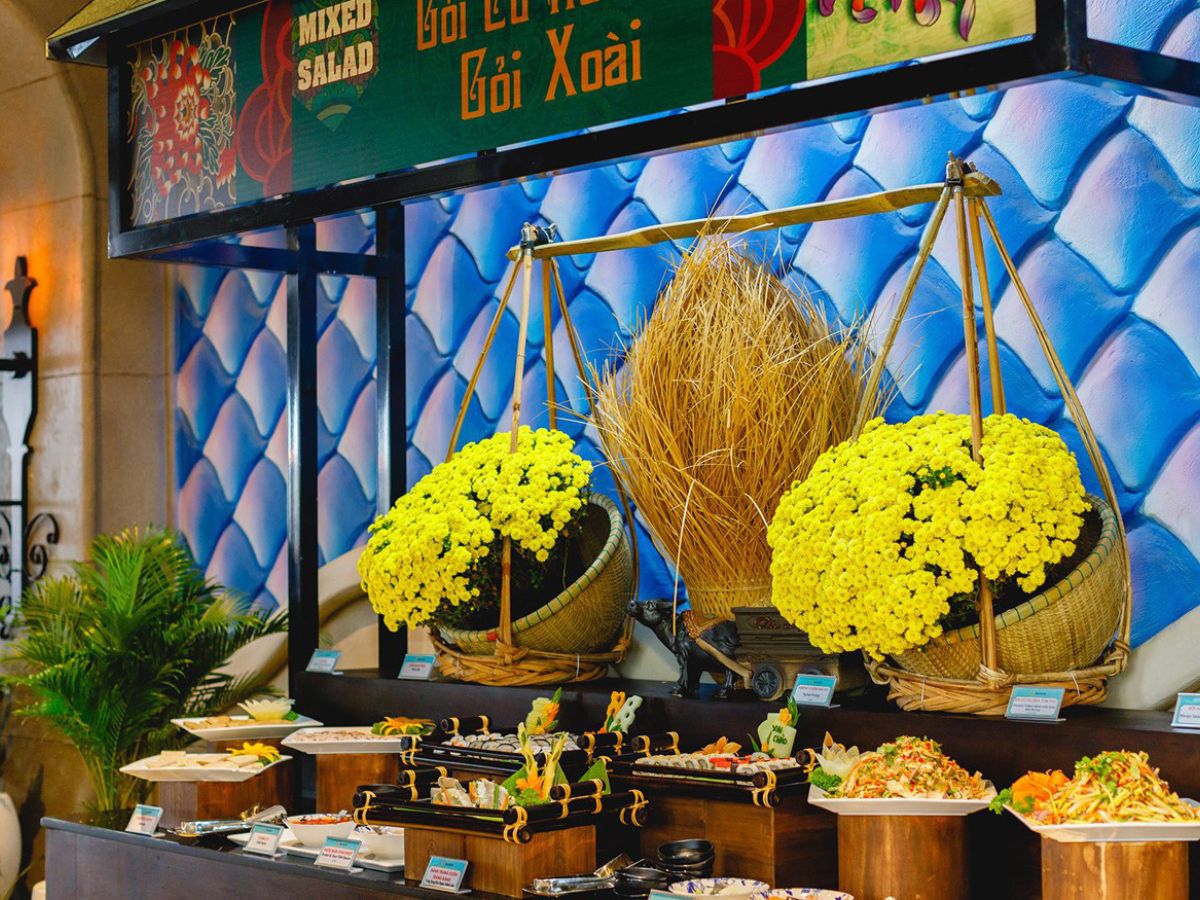 Nhà hàng buffet Vân Sơn trên lưng trừng núi Bà Đen với nhiều món ăn phù hợp cho gia đình.