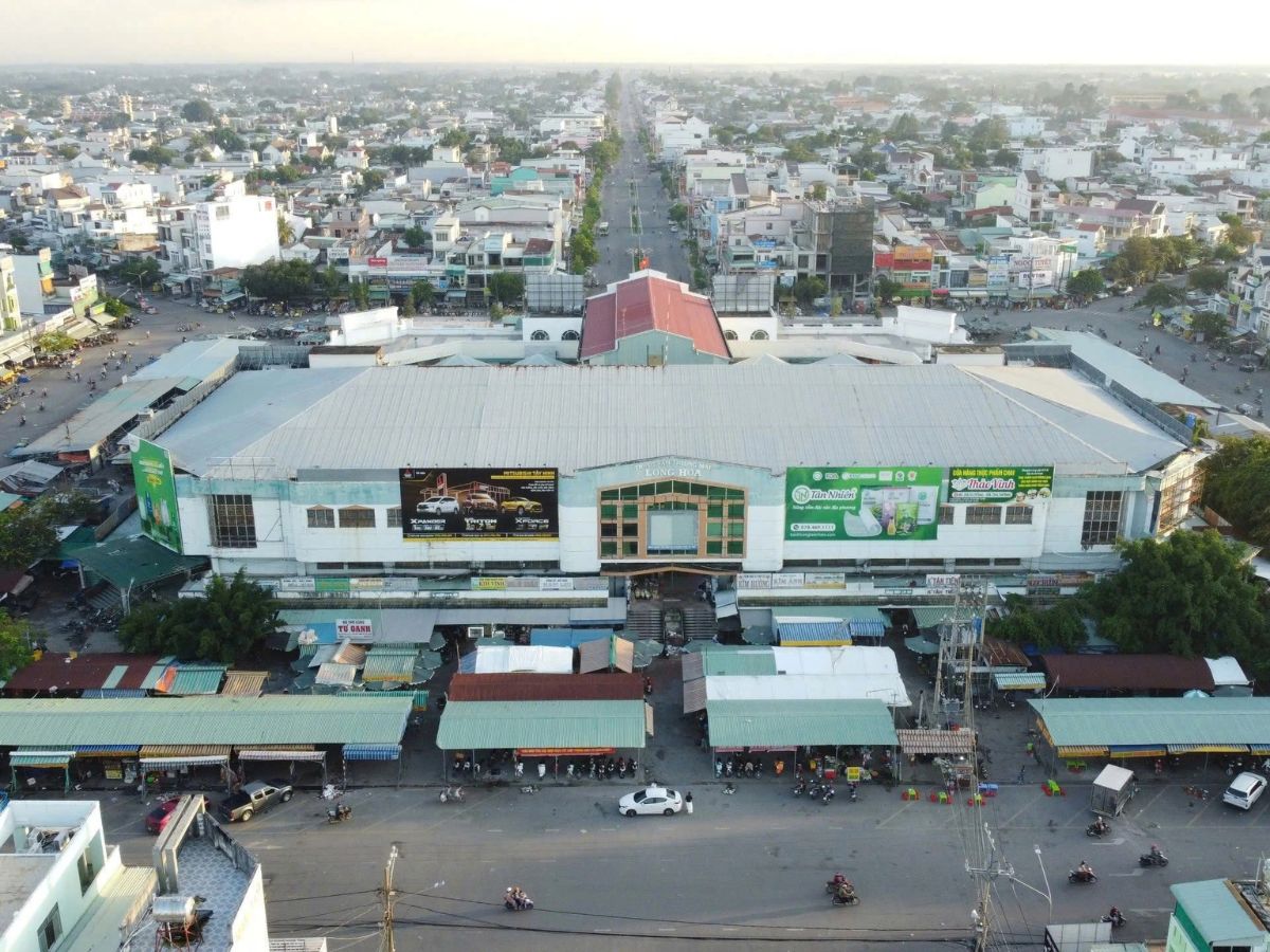 Chợ Long Hoa là ngôi chợ lớn và nổi tiếng.