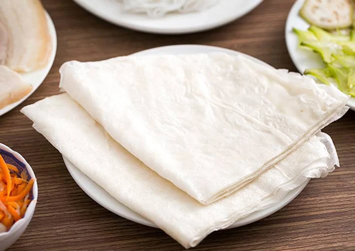 Bánh tráng phơi sương thường được ăn kèm cùng thịt luộc.