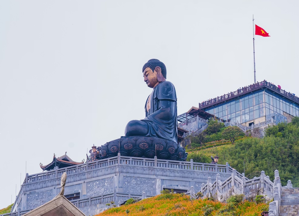 The Great Buddha statue is chosen as the venue for the Vesak ceremony, praying for national peace and people's well-being