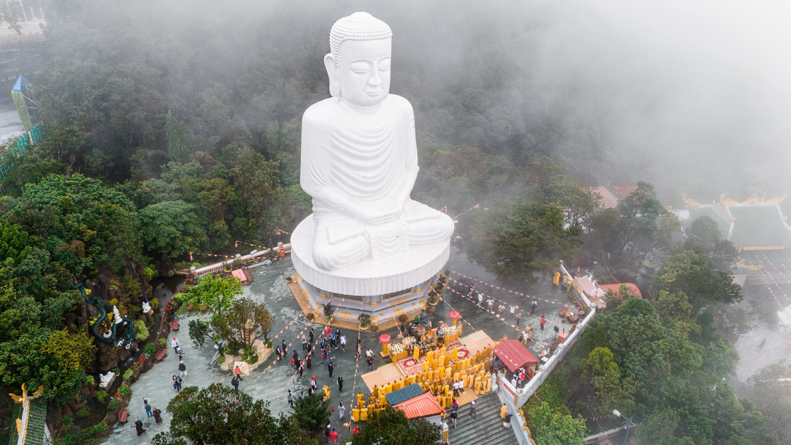 Over 300 monks and nuns traveled to the spiritual complex atop Ba Na for a pilgrimage