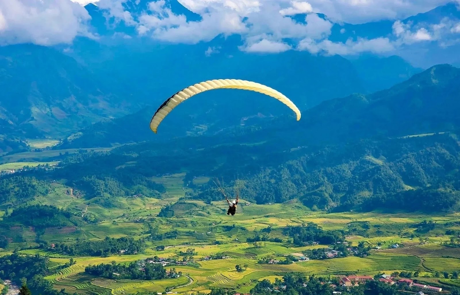 Catch the wind and fly high over Langbiang Mountain