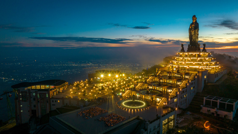 Núi Bà Đen rực rỡ vào ban đêm.