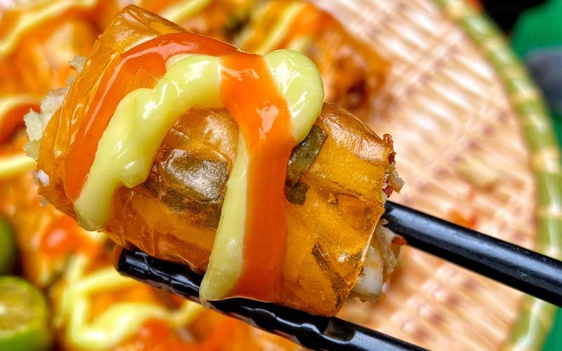 Bánh tráng bơ mang đến hương vị béo ngậy, thơm ngon.