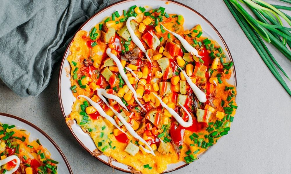 Bánh tráng nướng được chiên đủ độ giòn và ăn cùng nhiều topping khác.