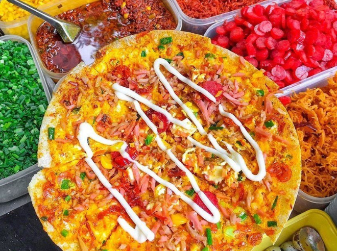 Bánh tráng nướng là món ăn vặt thân quen của nhiều bạn trẻ.