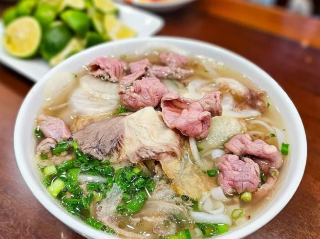 Một tô phở nóng sẽ giúp buổi sáng của du khách thêm nhiều năng lượng.