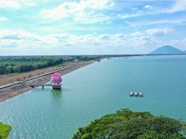 Hồ Dầu Tiếng là địa điểm cắm trại hợp lý cho nhóm bạn.