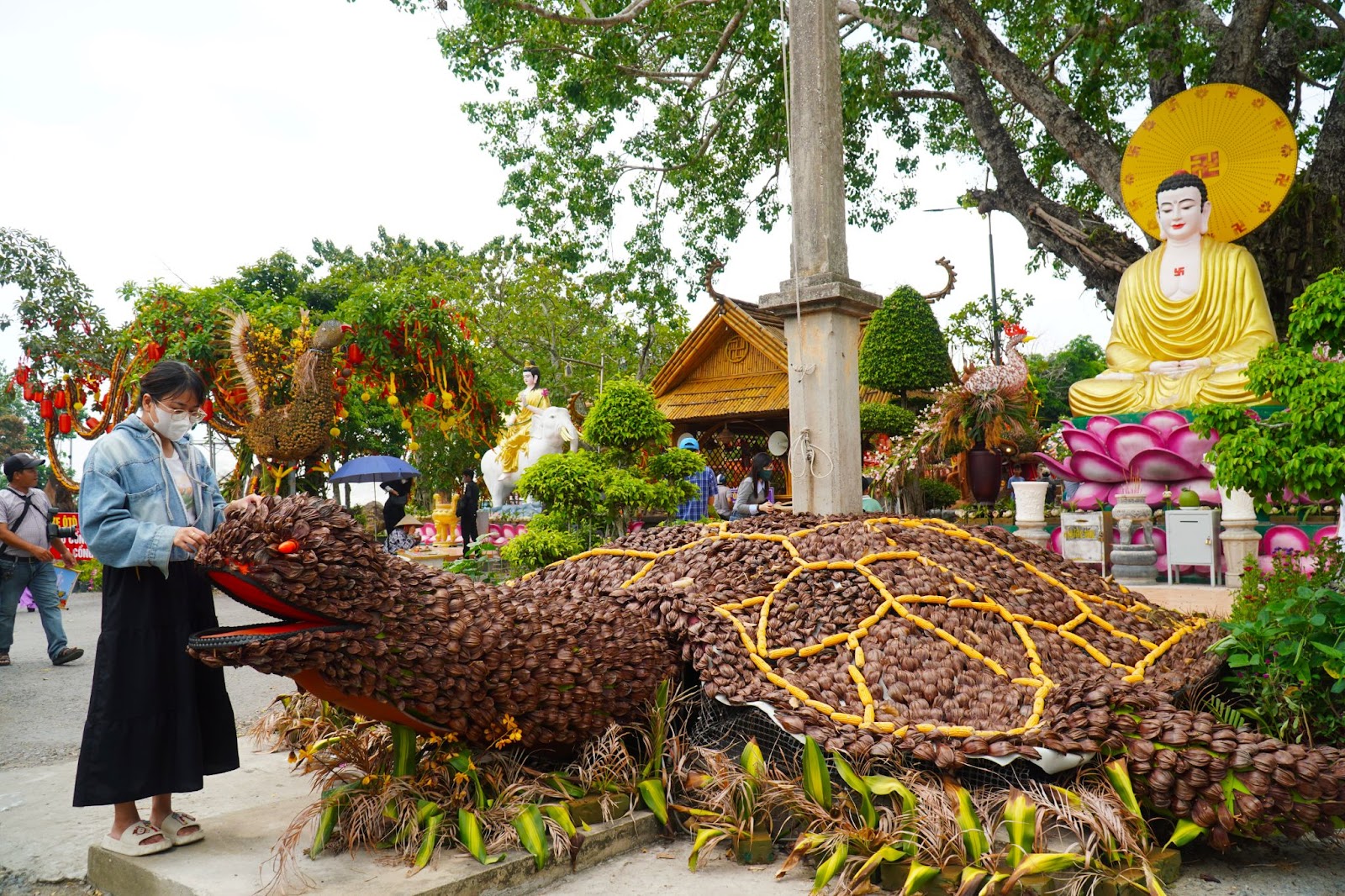 Chùa Gò Kén thu hút nhiều du khách đến chiêm bái.