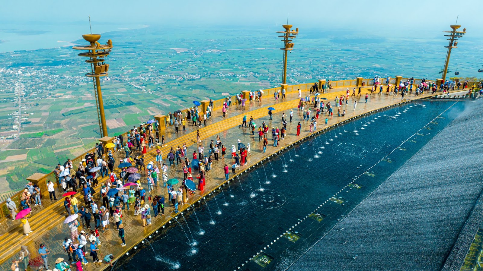 Du khách du lịch trên đỉnh núi Bà Đen.