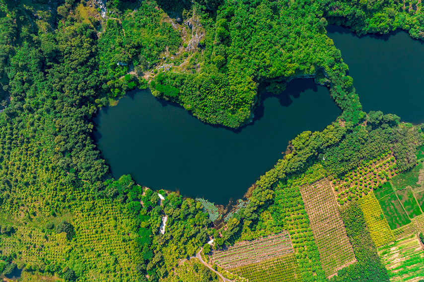 Hồ Núi Đá nhìn từ trên cao.
