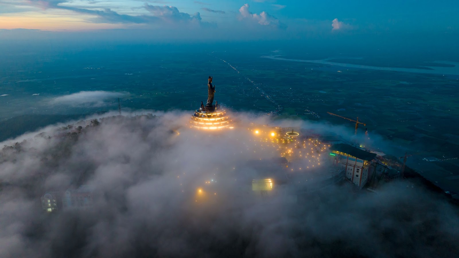 Vẻ đẹp lung linh huyền ảo của núi Bà Đen.
