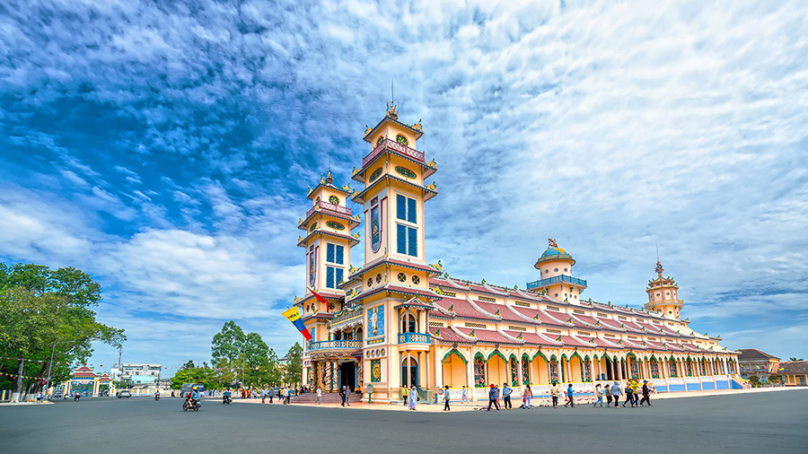 Tourists would not want to miss Tay Ninh Holy See in any Tay Ninh tour