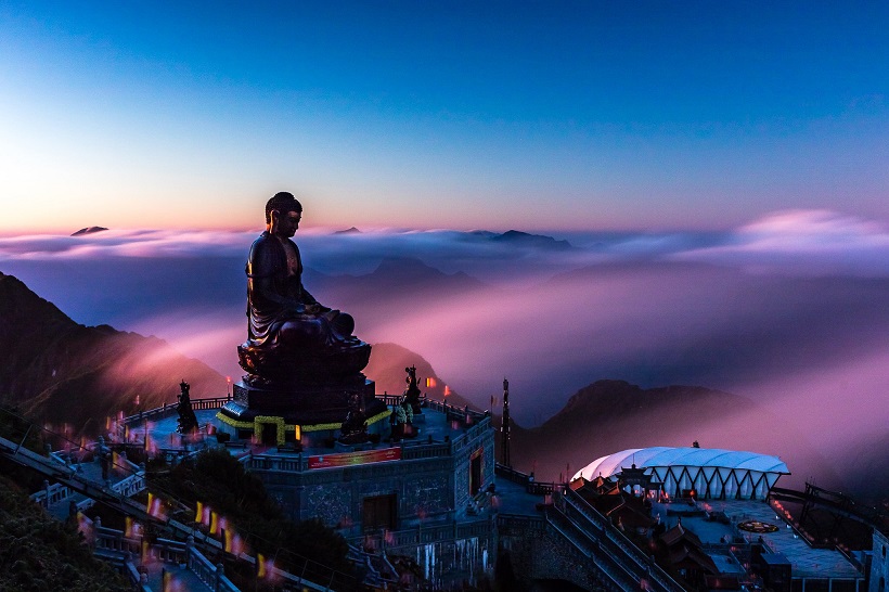 The Great Amitabha Buddha statue, a monumental bronze icon at the peak of Fansipan.(Photo: Vi Vu Vietnam/Unsplash)