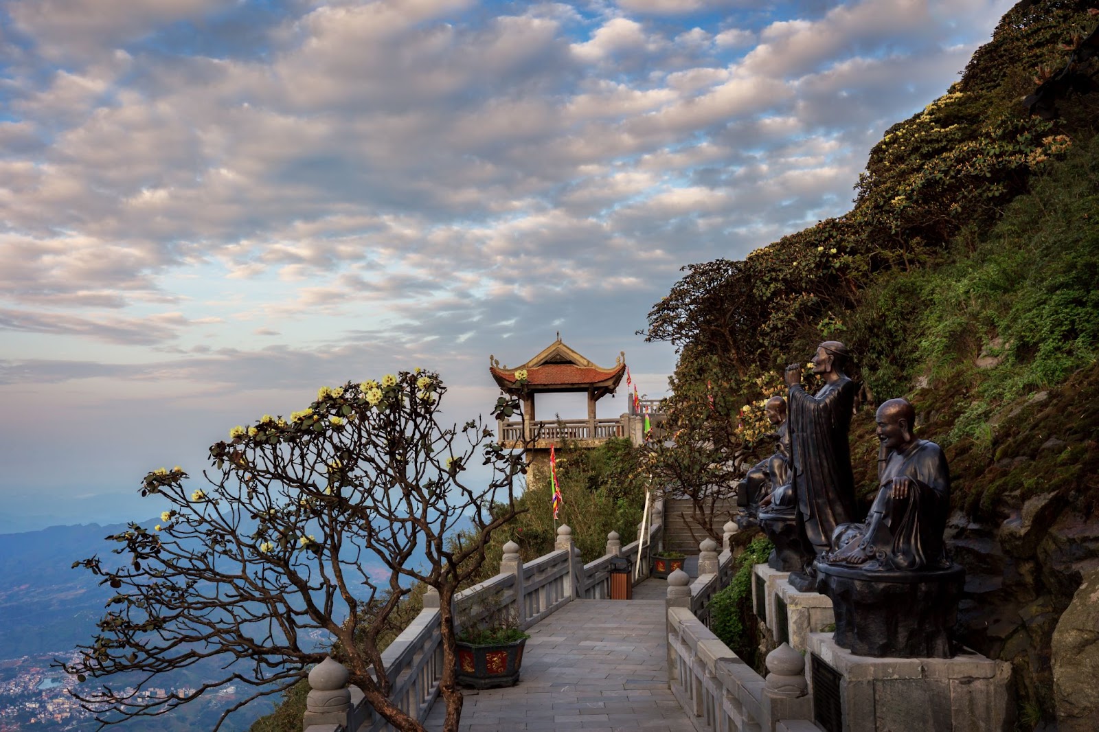 The Arhat Path is lined with 18 expressive Arhat statues guiding pilgrims toward the upper shrines. (Photo: Collected)
