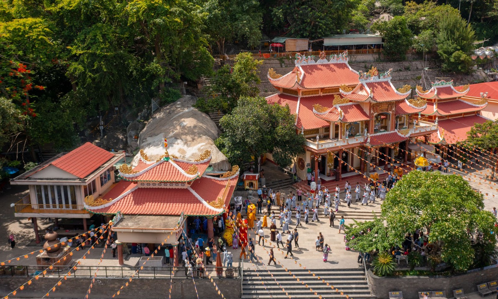 Linh Son Tien Thach Tu inside the sacred cave sanctuary of Ba Den Mountain. (Photo: Collected)