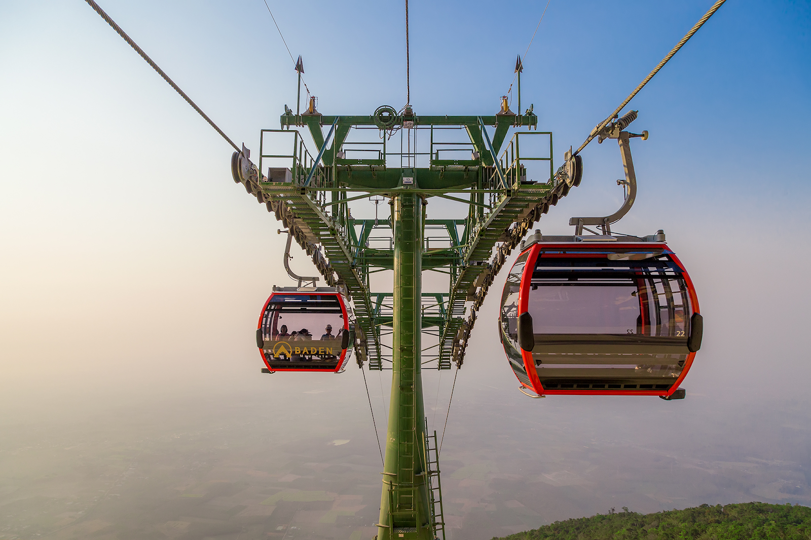 Tourists can admire the panoramic view of Ba Den mountain by cable car.