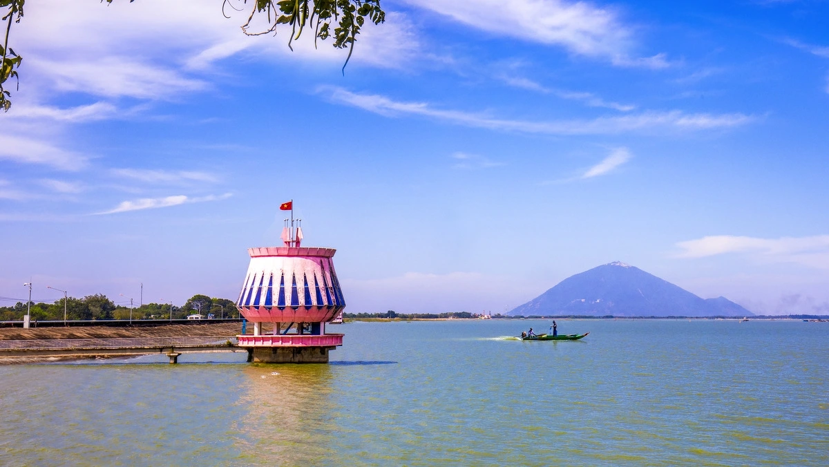 Lake Dau Tieng brings a relaxing space for tourists.