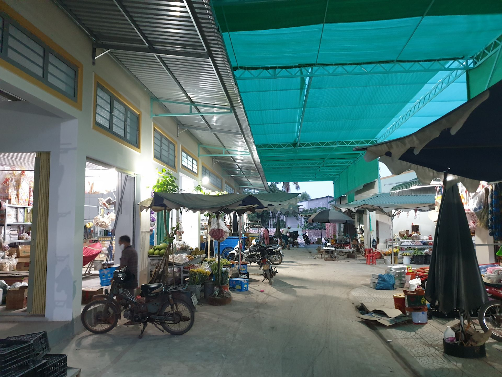 New infrastructure and a clean space are advantages of Hoa Binh Market.