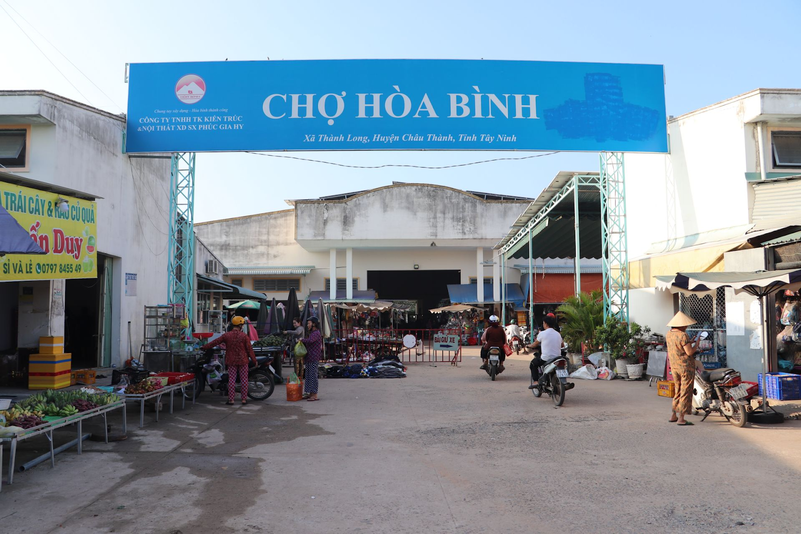 Hoa Binh Market is importantly located on the border of Tay Ninh and Cambodia.