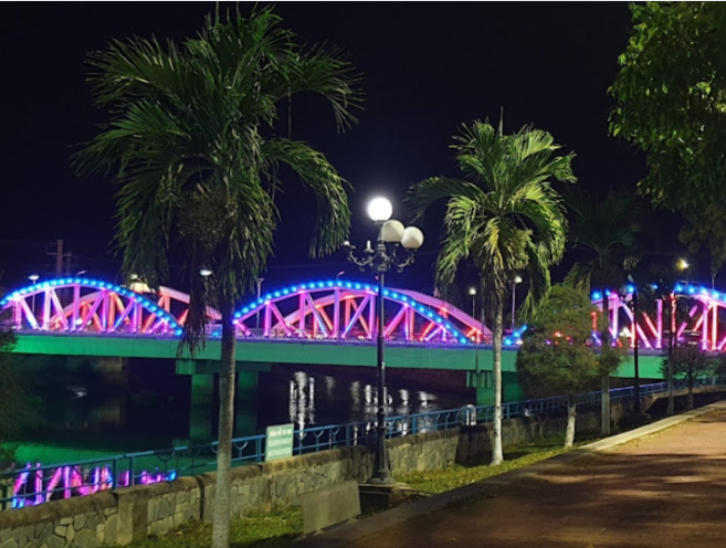 Khu chợ nằm ngay sát bờ kè thoáng mát.