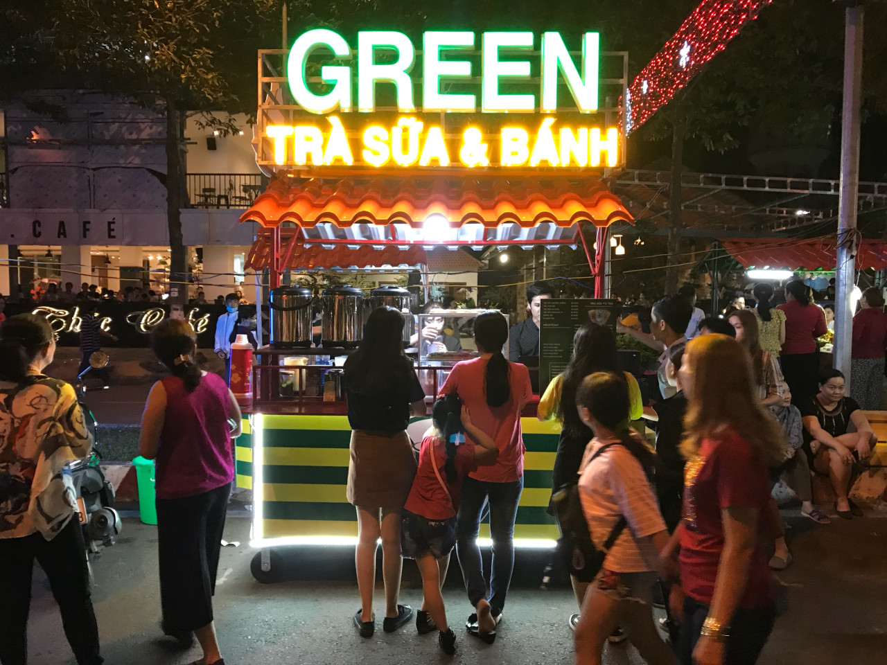 Khu chợ đêm đông đúc thu hút cả người già và trẻ nhỏ.