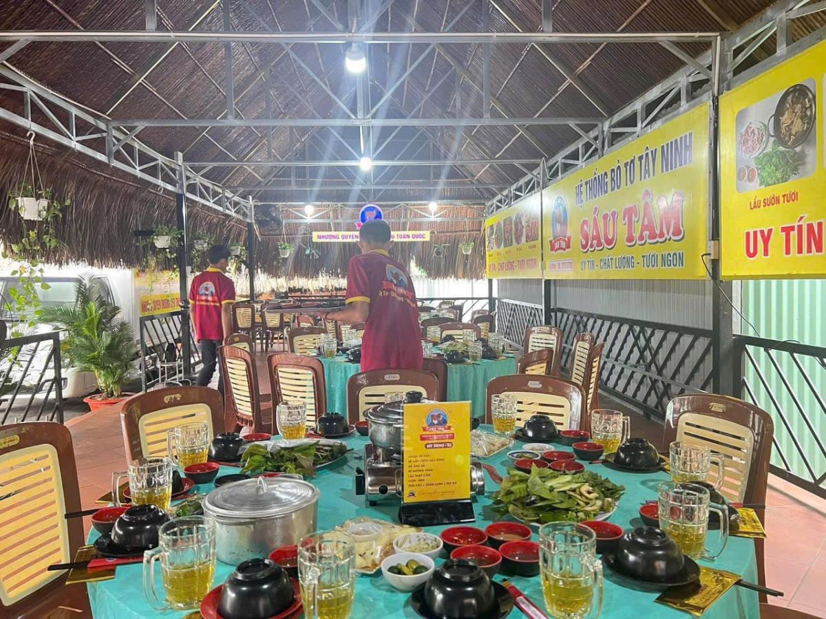 Quán bò tơ Sáu Tâm nổi tiếng tại Hòa Thành, Tây Ninh.