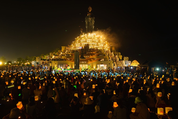 Lantern offering is a sacred ritual frequently held at Sun World Ba Den Mountain on special occasions