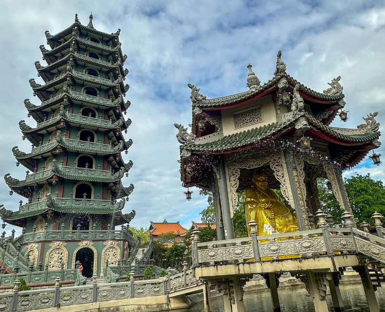 The 9-story Reliquary Pagoda beside the Buddha Hall amid the lake
