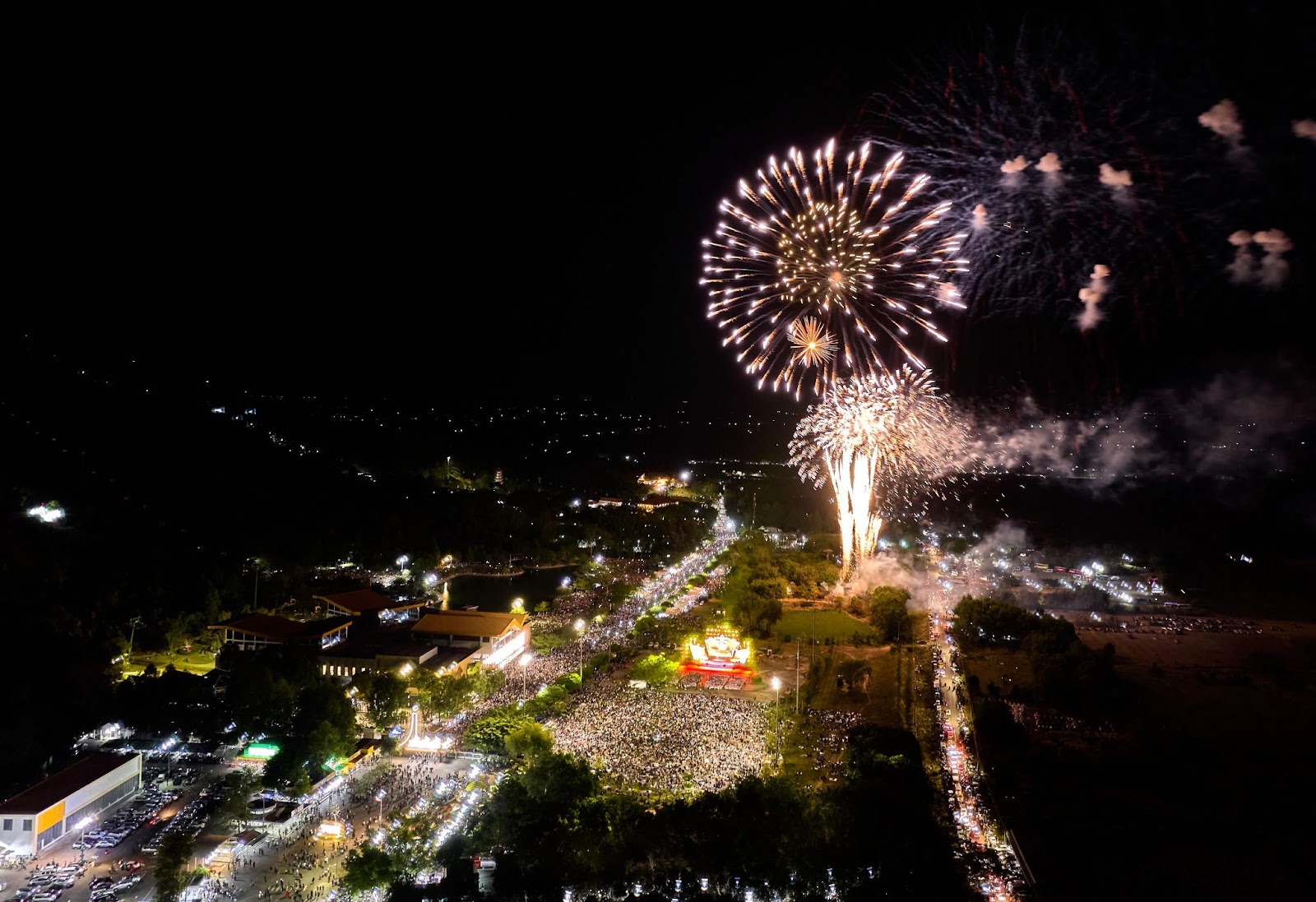Spectacular fireworks light up the opening of Ba Den Spring Festival