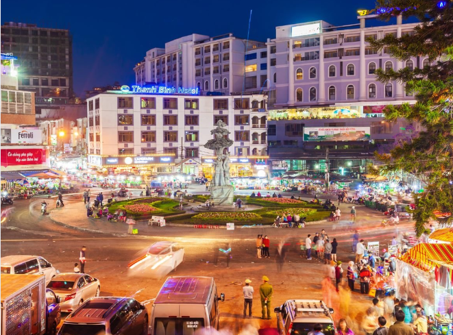 Khung cảnh sầm uất tại chợ Đà Lạt vào buổi tối.