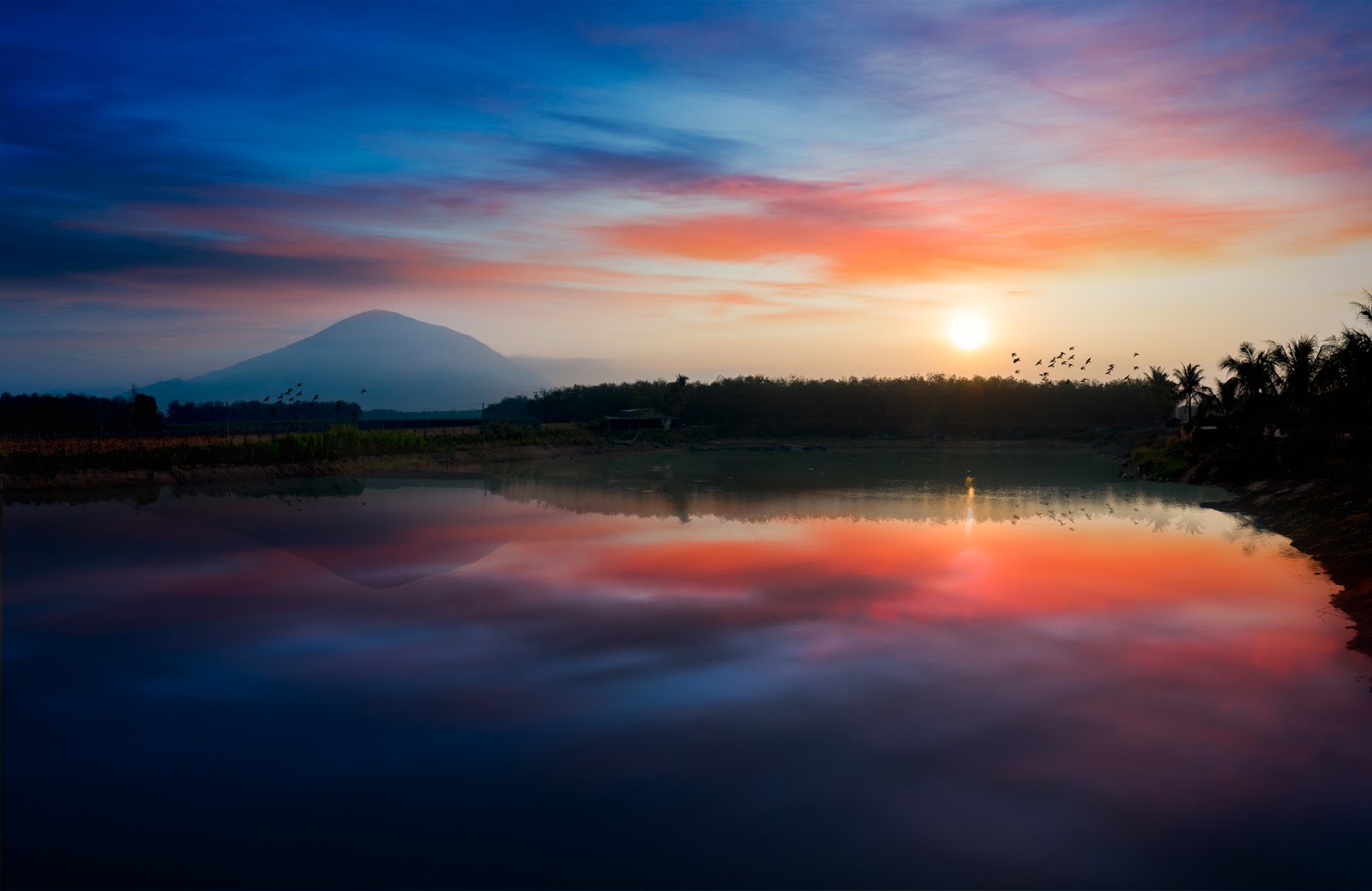 On sunny days, the surface of the lake reflects the bluish and deep color of the sky