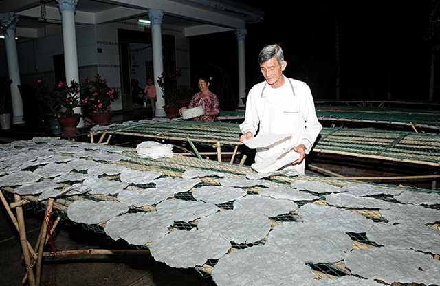 Dew-drying - the most important step in making the rice paper