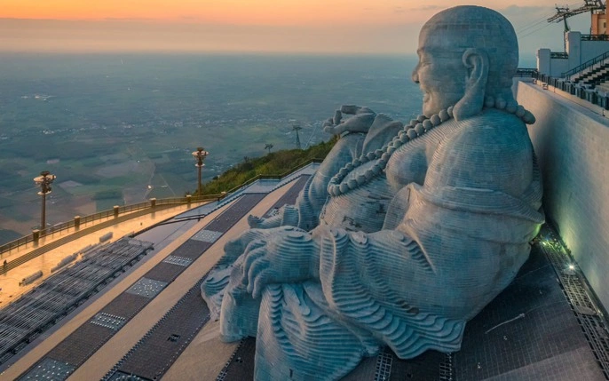 Tượng Phật Di Lặc được xây dựng uy nghiêm trên đỉnh núi Bà Đen