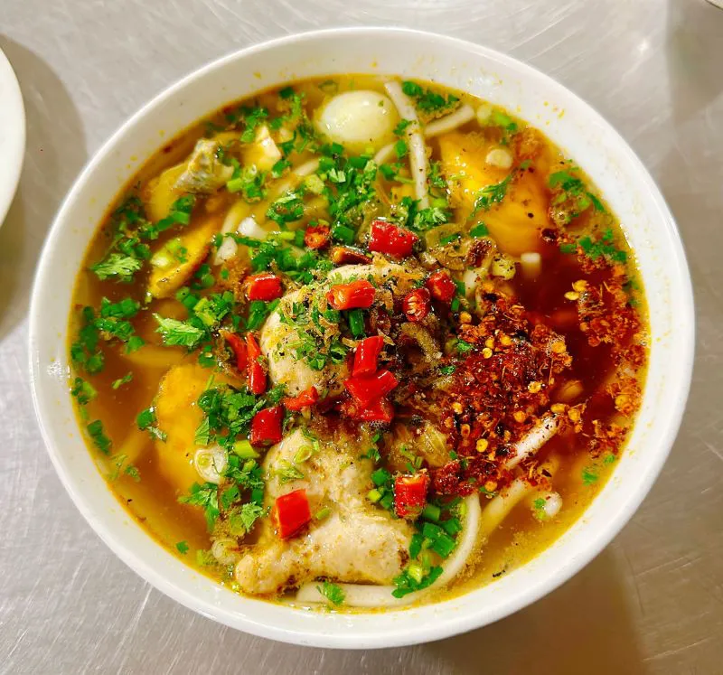 Bánh canh cá lóc mang đến hương vị thơm ngon cho du khách.