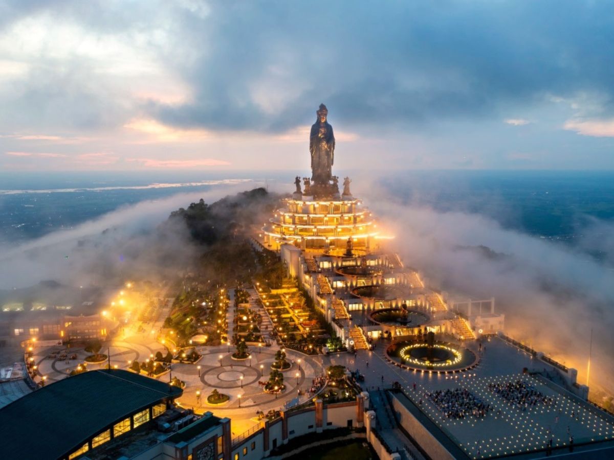 Núi Bà Đen Tây Ninh thu hút hàng triệu du khách đến mỗi năm.