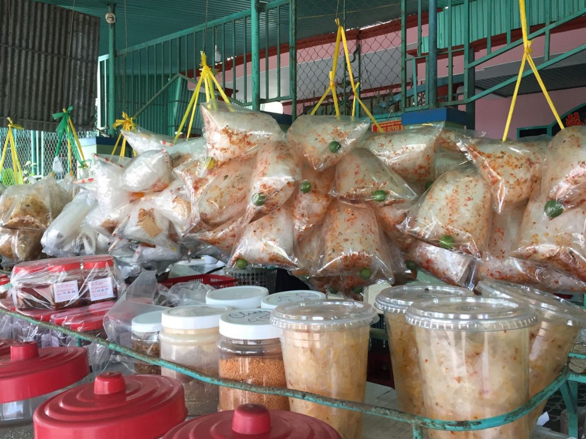 Mua quà vặt khi ghé chợ Tây Ninh mang về làm quà.