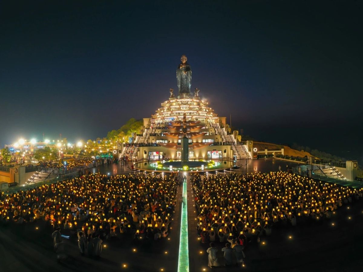 Rằm Tháng Giêng là dịp hàng trăm nghìn phật tử đổ về Núi Bà Đen để dâng hương đầu năm.