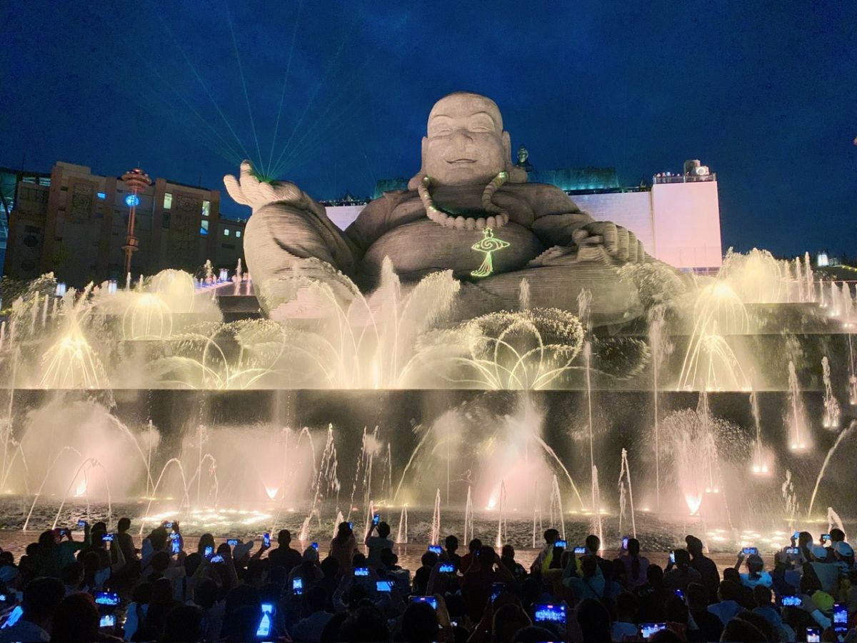 Hội Xuân Di Lặc là hoạt động tâm linh nổi bật trong dịp này, thu hút nhiều du khách và phật tử khắp nơi.