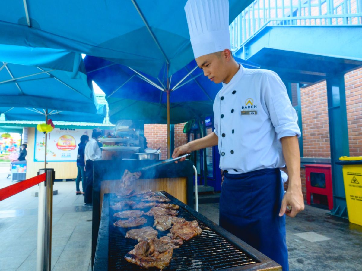 Ẩm thực trên lưng chừng núi Bà Đen đa dạng với nhiều món ăn địa phương.