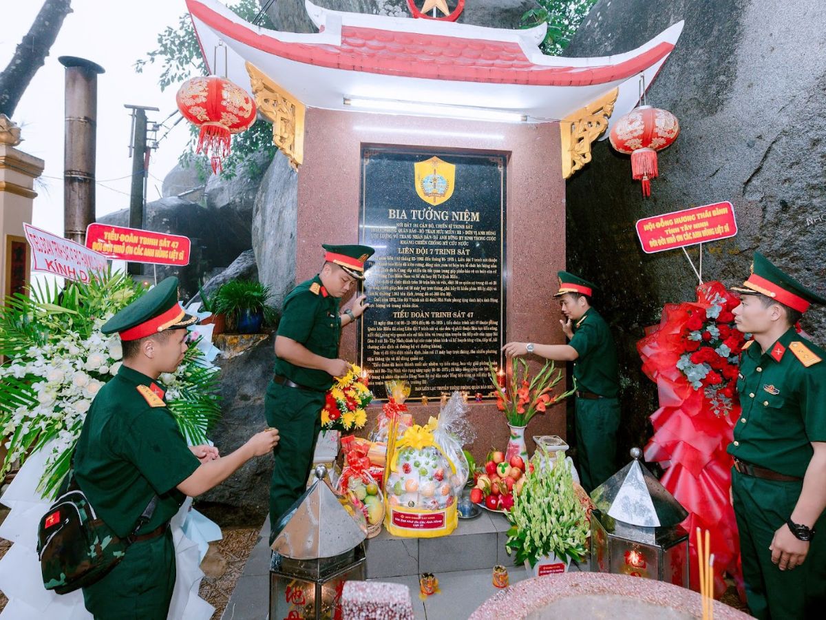 Bên cạnh tín ngưỡng thờ Linh Sơn Thánh Mẫu, Hội Động Kim Quang còn là thời điểm ôn lại truyền thống cách mạng.