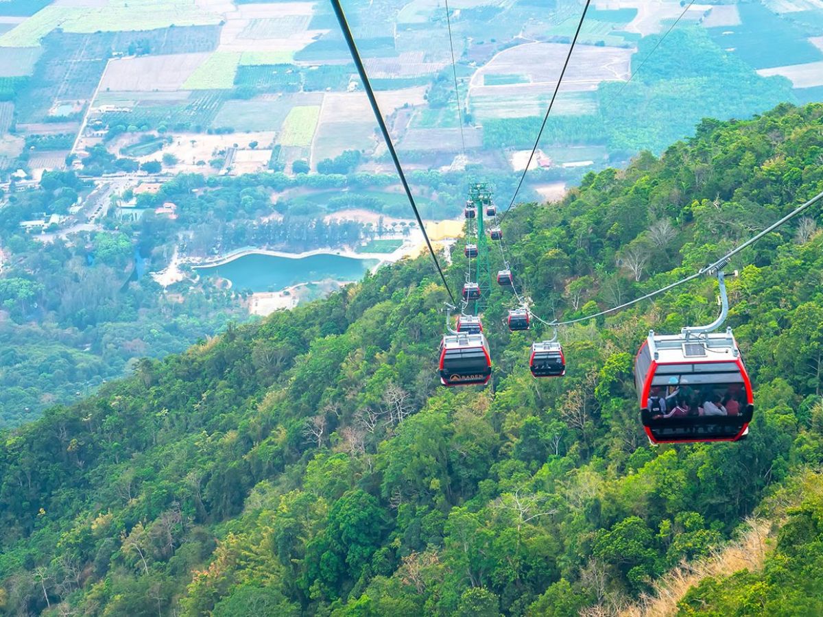 Cáp treo Chùa Hang đưa du khách tham gia hành trình chiêm bái chùa Núi Bà Đen.