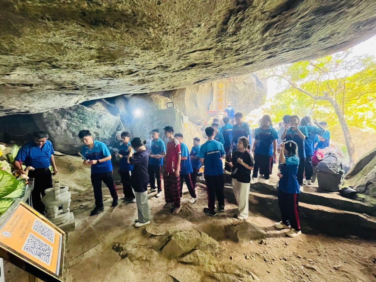 Du khách cư xử văn minh khi tham quan và tham gia lễ hội Động Kim Quang.