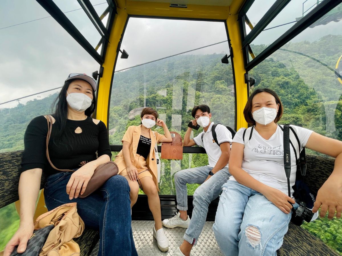 Đi cáp treo tham quan núi Bà Đen với trang phục thoải mái, năng động.