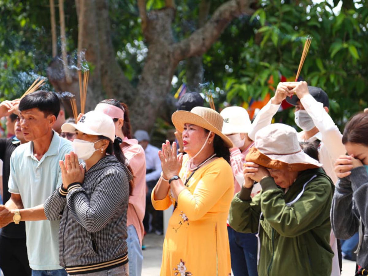 Khi khấn, du khách và phật tử phải thành tâm.