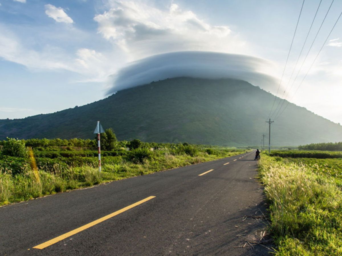 Đi Núi Bà Đen bằng xe máy mang đến trải nghiệm khám phá trọn vẹn cho du khách.